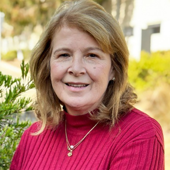 实验室中使用安捷伦仪器的科学家图片